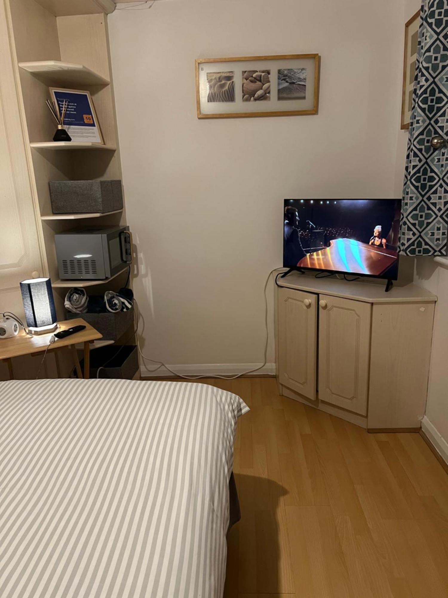 Double Room At The Bungalow With Shared Shower Room Kettering Exteriör bild